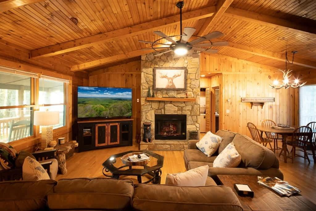 Cozy 'Grey Fox' Cabin Between Boone & 布洛英罗克山 外观 照片